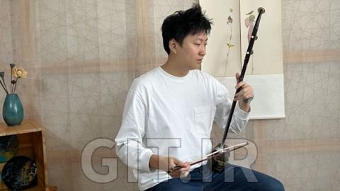 Everyone can play Erhu (the Chinese violin)